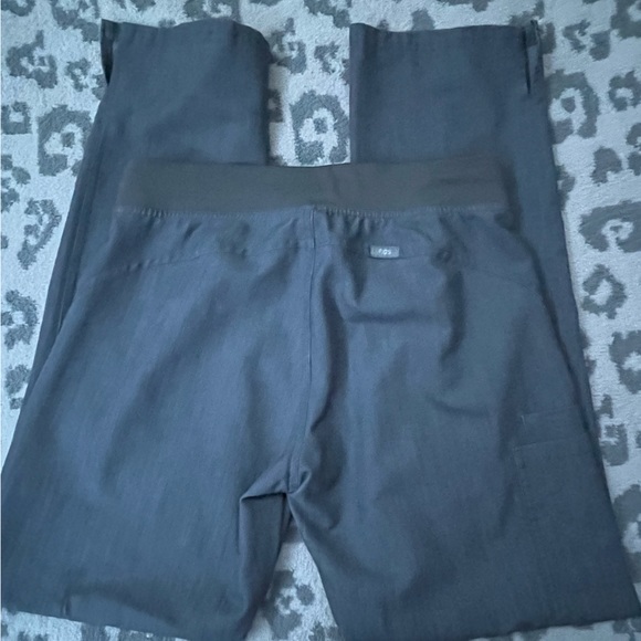 EUC FIGS Kade cargo scrub pant in Graphite. Small - Picture 3 of 5